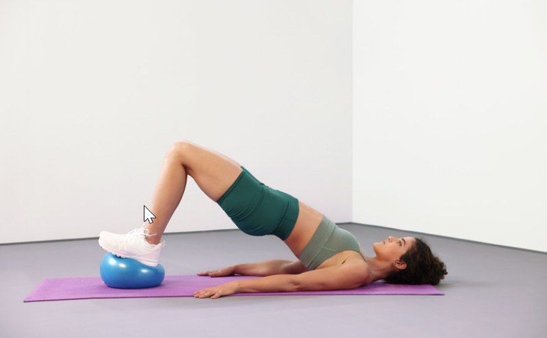 Pilates-Übung: Schulterbrücke mit Füssen auf dem Ball